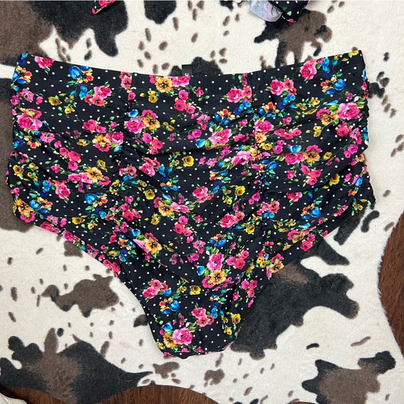 Hot Topic Pin-up Ruffled Swimsuit - Picture 8 of 12